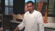 Eduardo Pérez was an -year old immigrant gardener for a restaurant in Hollywood, but that all changed when he seized an opportunity to make pizzas.