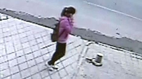 Cab driver rushes to help girl who fell through sidewalk in China