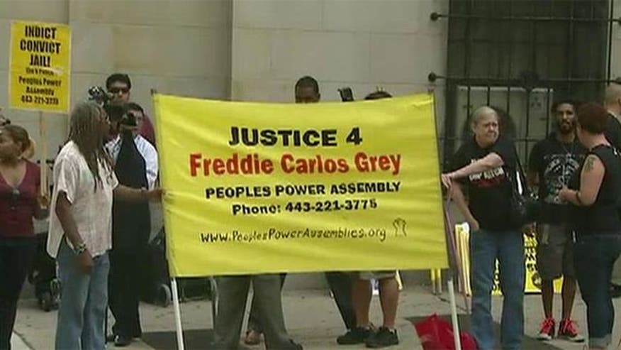 Protesters demonstrate outside Baltimore courthouse as first Freddie Gray hearing begins