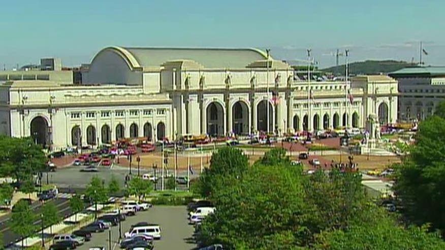 Police shoot knife-wielding man inside Washington's Union Station - VIDEO: Guard shoots suspect after incident in Union Station