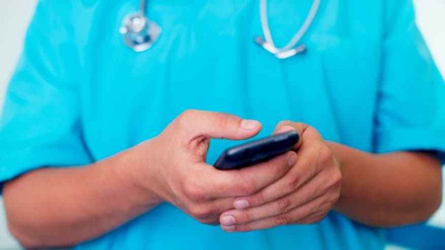 doctor_cellphone_640.jpg
