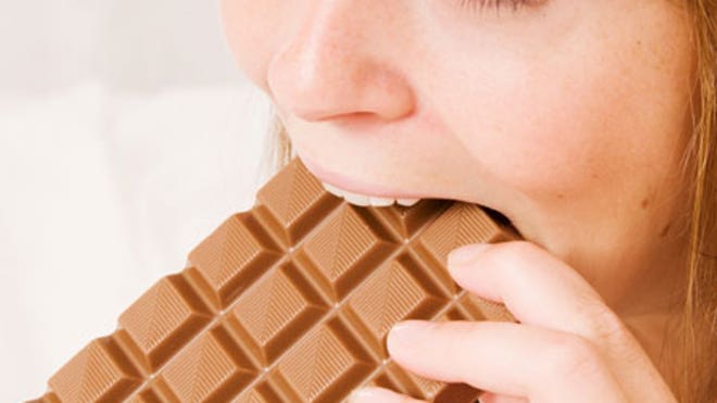 0_21_eating_chocolate_450