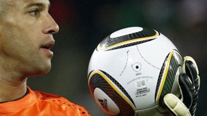 0_21_Tim_Howard_ball_450