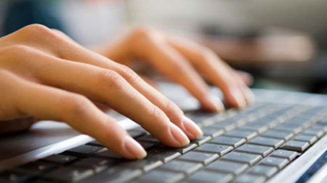 0_21_hands_typing450