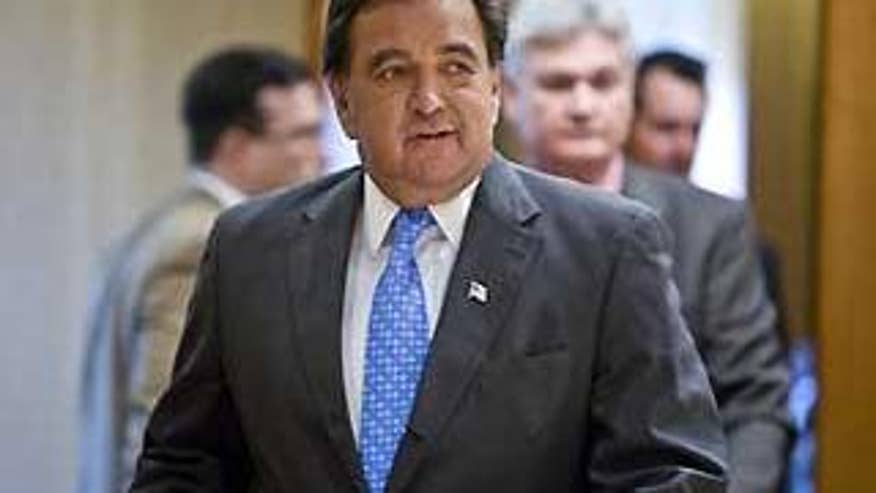 New Mexico Governor Bill Richardson walks into the room for a news conference, Monday, Jan. 5, 2009 in Santa Fe, N.M. after withdrawing his nomination as U.S. Commerce Department secretary. (AP Photo / Craig Fritz)