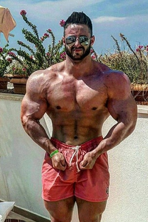 Bodybuilder’s pics spark Photoshop debate