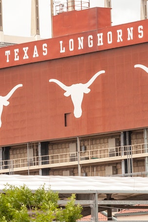 Plane draws Longhorns logo in mid-air