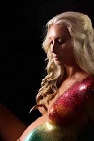 Glitter maternity pics go viral