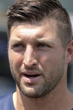 Tebow dating Miss Universe