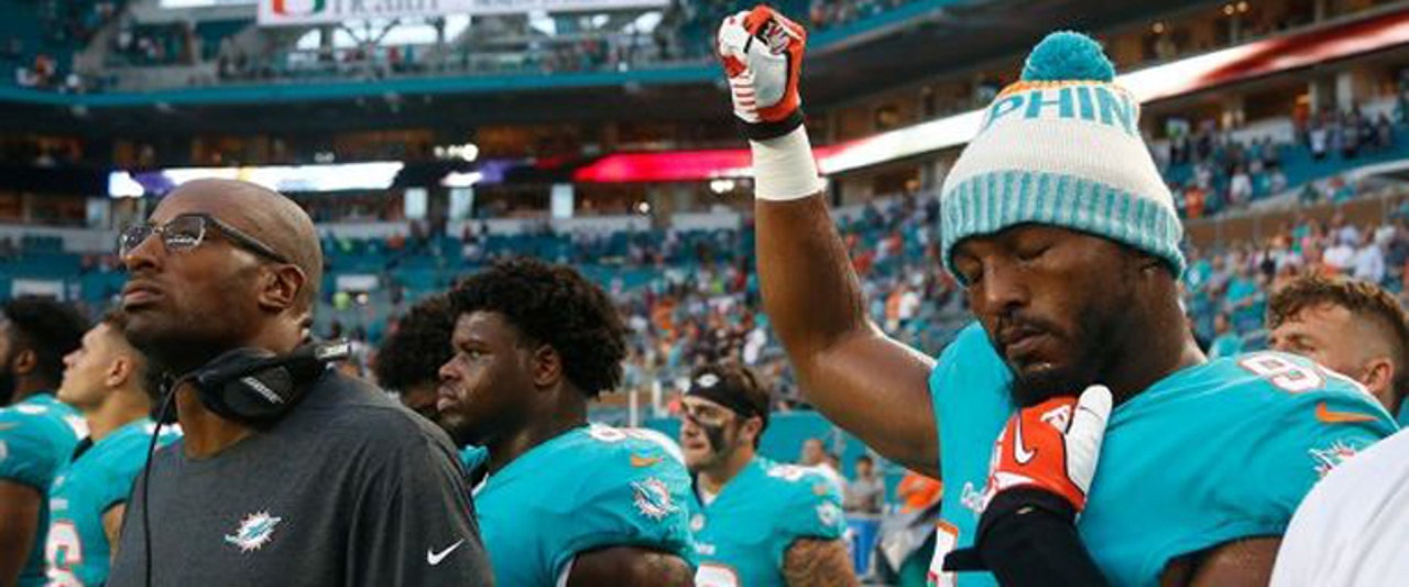 NFL players kneel, raise fists during anthem after off-season clashes with White House