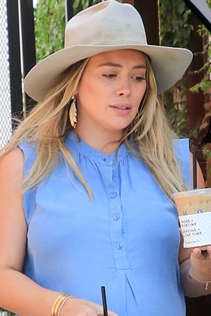 Pregnant star tells off paparazzi