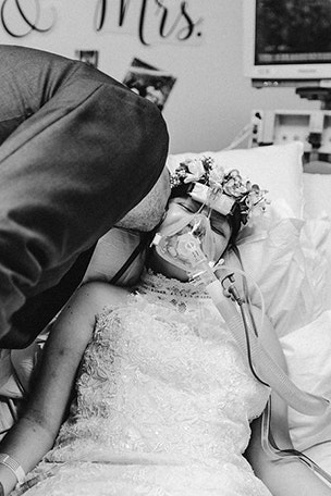Couple weds days before wife's death