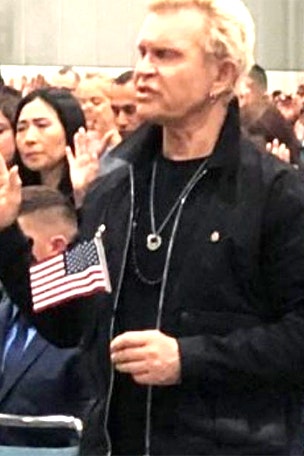 Singer becomes US citizen