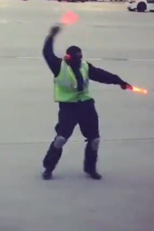 Airport worker wows onlookers: 'This is EPIC'