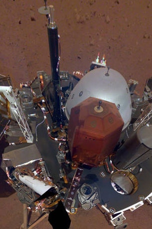 Mars Lander snaps stunning selfie