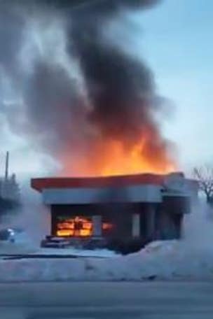 Customers continue to line up as restaurant burns
