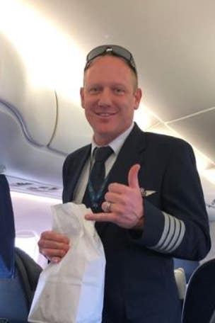 'Awesome' pilot praised for sweet gesture