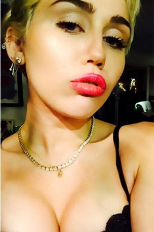 Miley poses completely nude