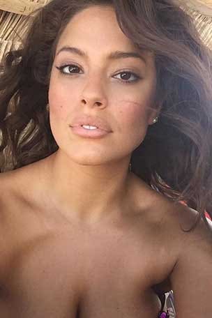 Pregnant model poses nude