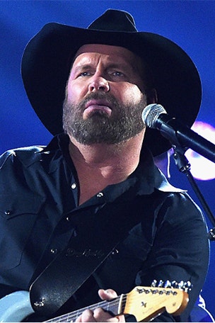 Country icon's 'Sanders' shirt causes UPROAR