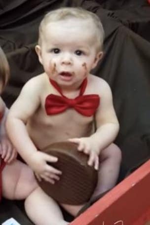Adorable photoshoot goes VIRAL