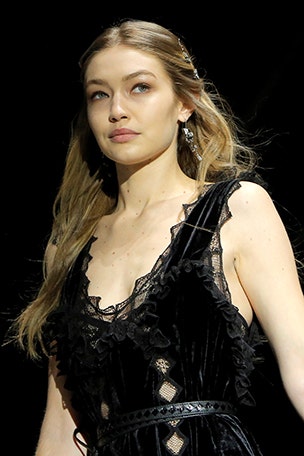 Why model is HIDING baby bump