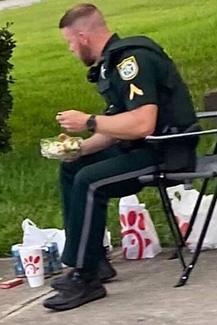 Deputy's lunch dates goes VIRAL