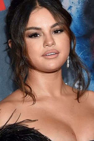 Selena shows off transplant scar
