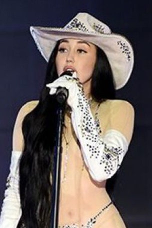Singer's REVEALING outfit stuns fans