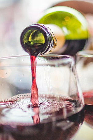 Wine thieves throw BOTTLES at cops