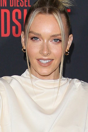 SI Swimsuit model's PANTSLESS pic