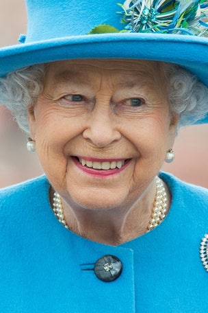 WHO couldn't curtsy before meeting Queen?
