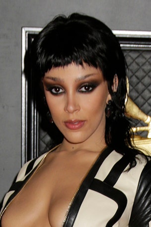 Singer's outfit goes VIRAL