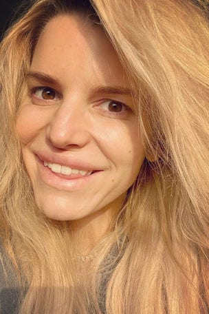 Star WOWS in make-up free photo