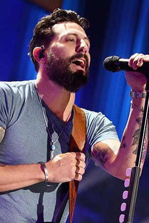 Country star INJURED