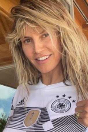 Klum, 48, shows OFF toned abs