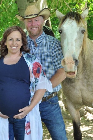 Horse PHOTOBOMBS maternity shoot
