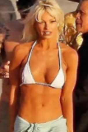 Actress TRANSFORMS into Pam Anderson