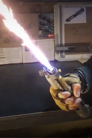 Man makes real-life LIGHTSABER
