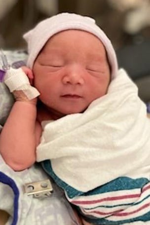 Woman gives BIRTH on flight
