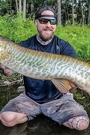 Fisherman catches HUGE tiger muskie
