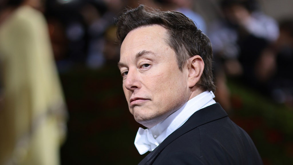 Networks ignore Musk's Twitter bombshell, cover spat with journalists