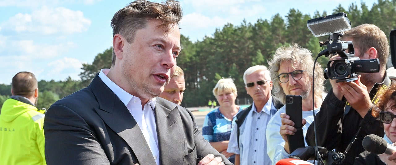 Musk says mainstream news outlet is 'lobbying firm for far left' after reportedly ignoring key story