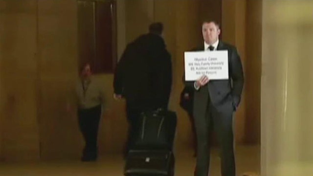 Out-of-work dad holds ‘job needed’ sign at Philly train station