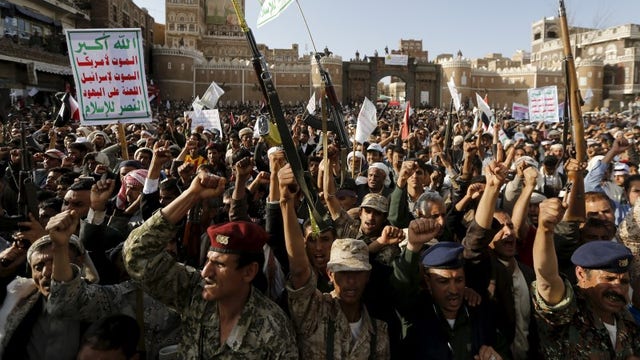 Yemeni fighters repel Houthis in key port city