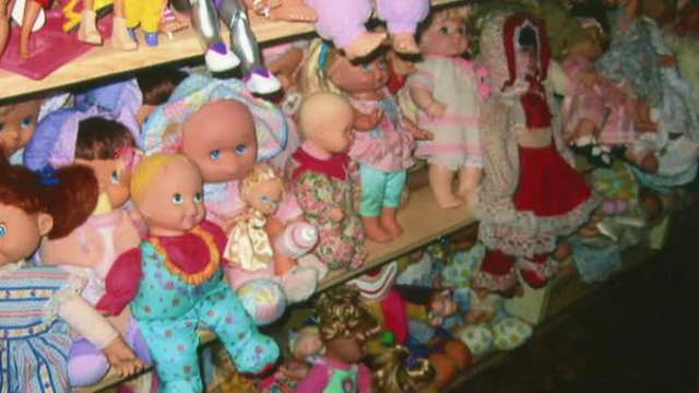 The man with 5,000 dolls