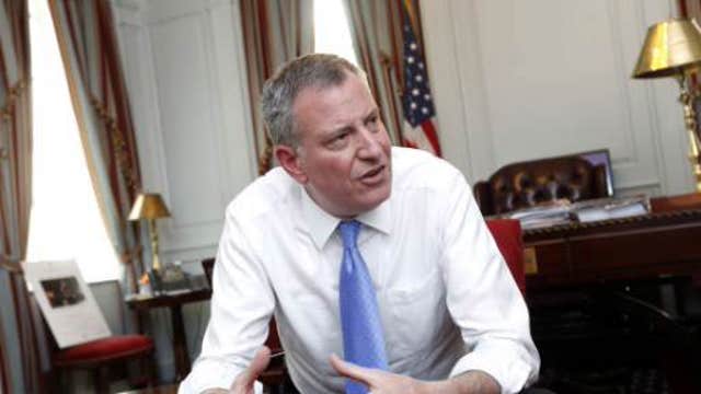 NYC Mayor de Blasio holds off on endorsing Hillary Clinton for president