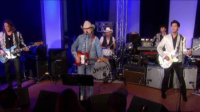 Dwight Yoakam sings ‘The Big Time’