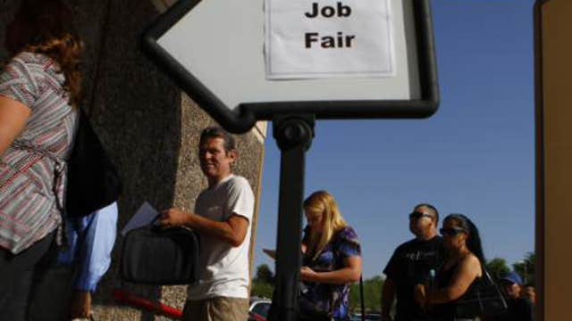 Weekly jobless claims fall to 262,000