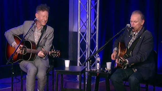 Lyle Lovett & John Hiatt perform ‘White Boy Lost in the Blues’